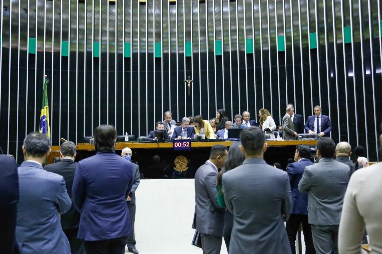 Deputados analisam projeto que cria loterias para financiar saúde e turismo; acompanhe