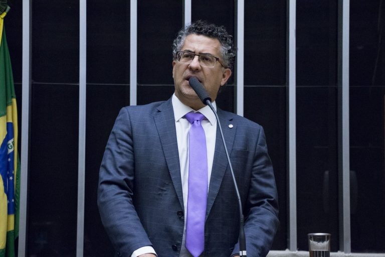Oposição defende devolução de MP que adia socorro financeiro ao setor cultural