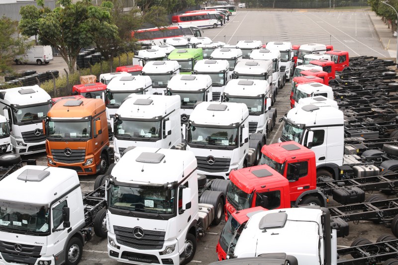 Após anúncio de demissões, trabalhadores da Mercedes-Benz fazem greve