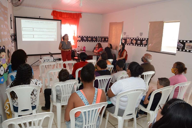 Selo Unicef leva roda de conversa a pais de jovens do Nuca no Cras Miro Cairo