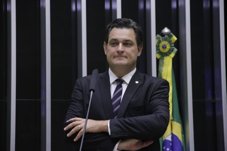 Projeto dispensa de autorização judicial revenda de carro comprado com recurso de representante de pessoa com deficiência