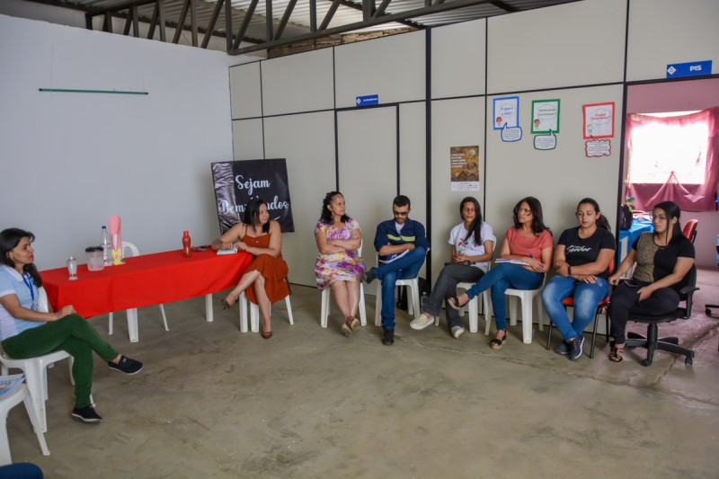Equipe do Família Acolhedora realiza articulação com funcionários dos Cras