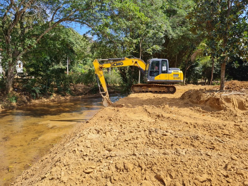 Prefeitura realiza trabalho de limpeza dos rios