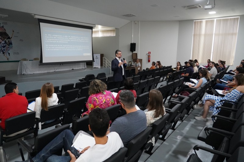 Médicos e enfermeiros participam de simpósio sobre hipertensão arterial