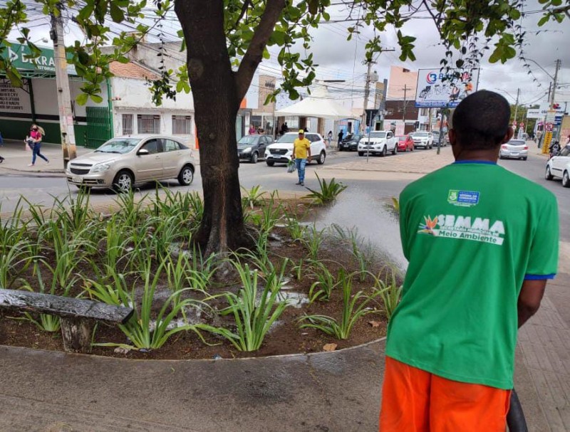 Semma intensifica ações de limpeza e jardinagem nas praças de Conquista