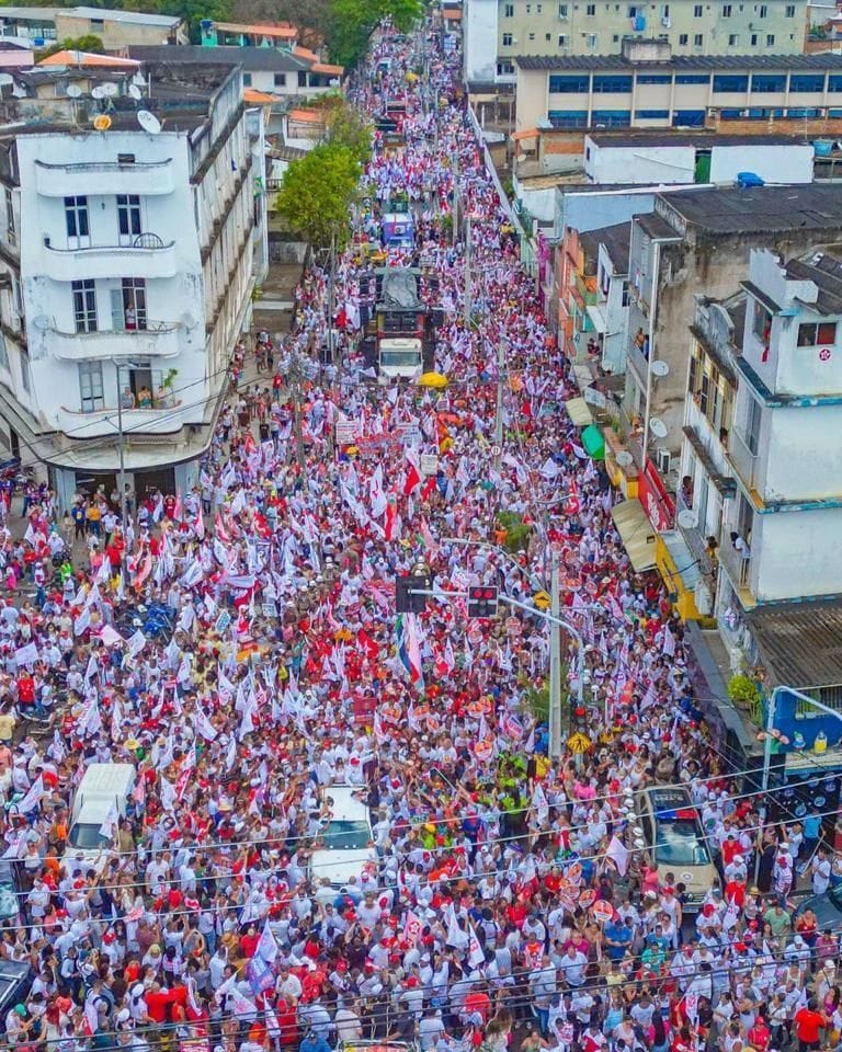 O Brasil tem jeito e a Bahia tem lado: Lula e Jerônimo atraem multidão em caminhada na Cidade Baixa. 