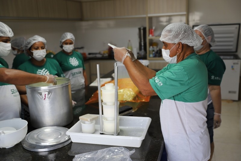 Curso de derivados de leite aprimora conhecimento com variedades de receitas