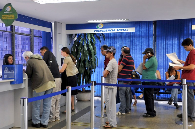CTFC pode chamar presidente do INSS para explicar fila de espera