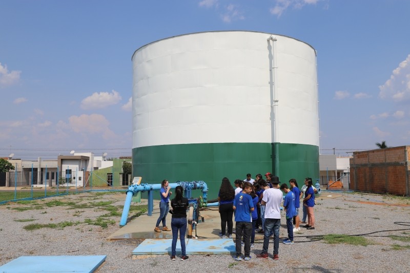 Alunos do ensino médio visitam reservatório de água no bairro Cerrado