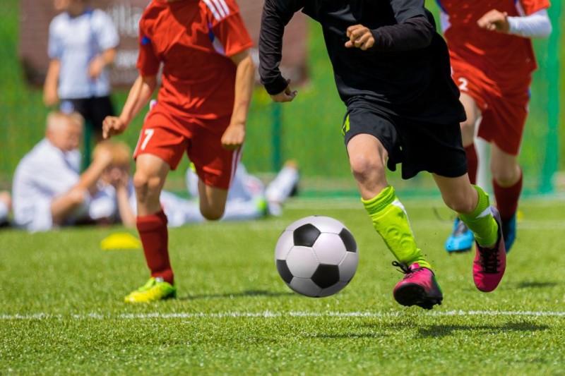 Aulas de futebol de campo gratuitas para ambos os sexos
