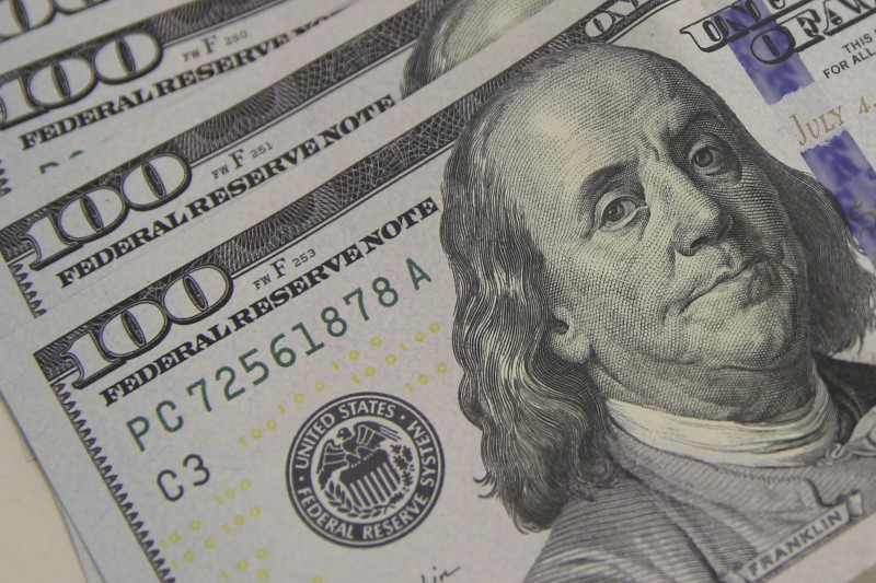 Dólar tem leve alta e fecha em R$ 5,18, após dia volátil