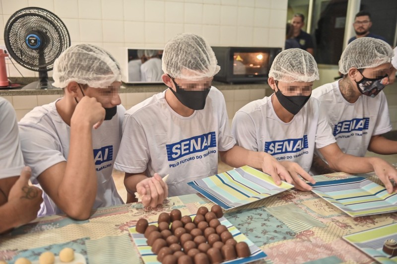Internos do Instituto Socioeducativo participam de curso de produção de trufas e bombons