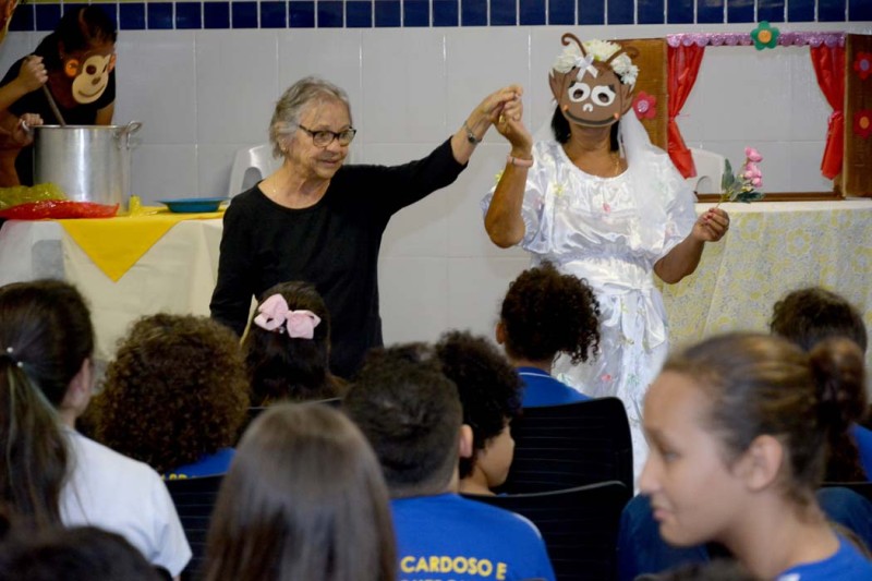Encontro de gerações: Idosos do Centro de Convivência levam encenações teatrais para crianças de escola e promovem reflexões