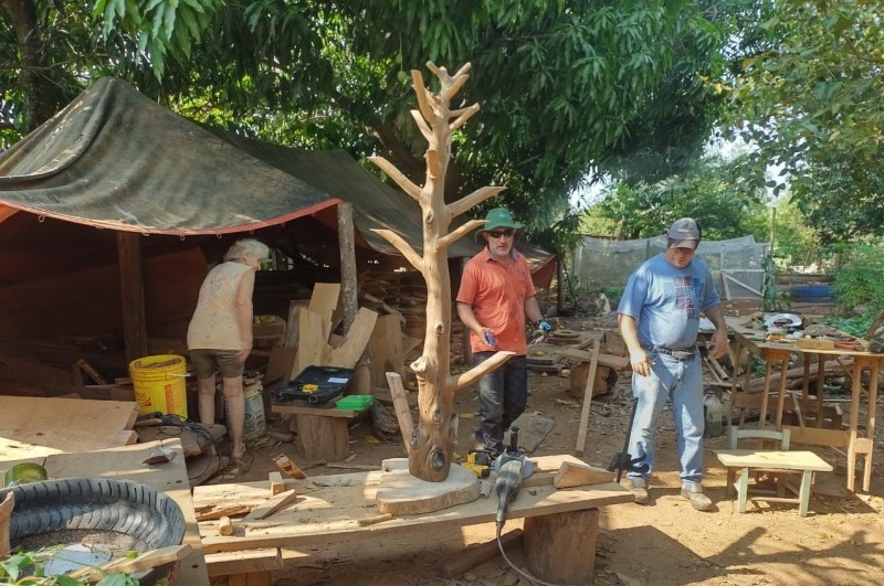 Artesão produz objetos de madeira de forma sustentável em Lucas do Rio Verde