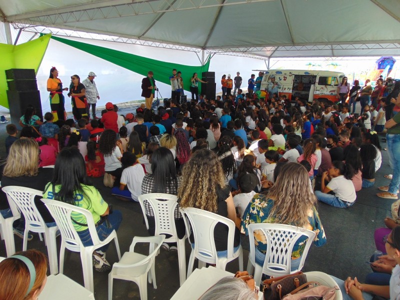 Alunos da rede municipal participam de festa promovida pela Unimed com lançamento de livro infantil
