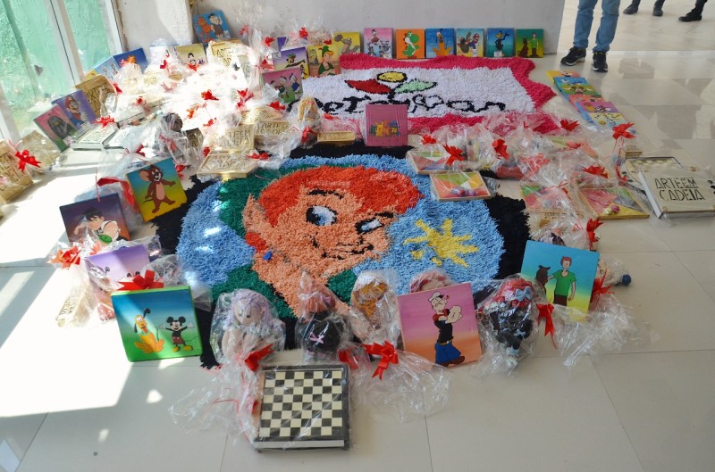 Crianças recebem brinquedos confeccionados por internos