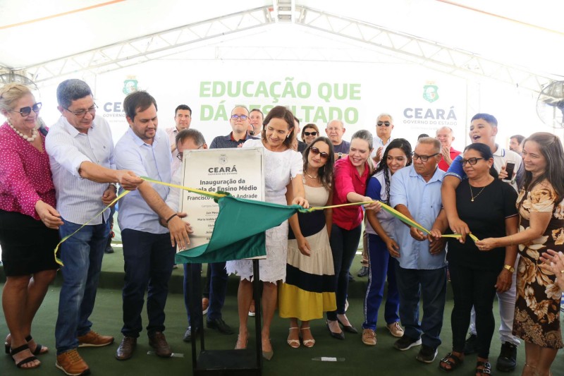 Governadora Izolda Cela entrega escola de Ensino Médio para a juventude de Campos Sales