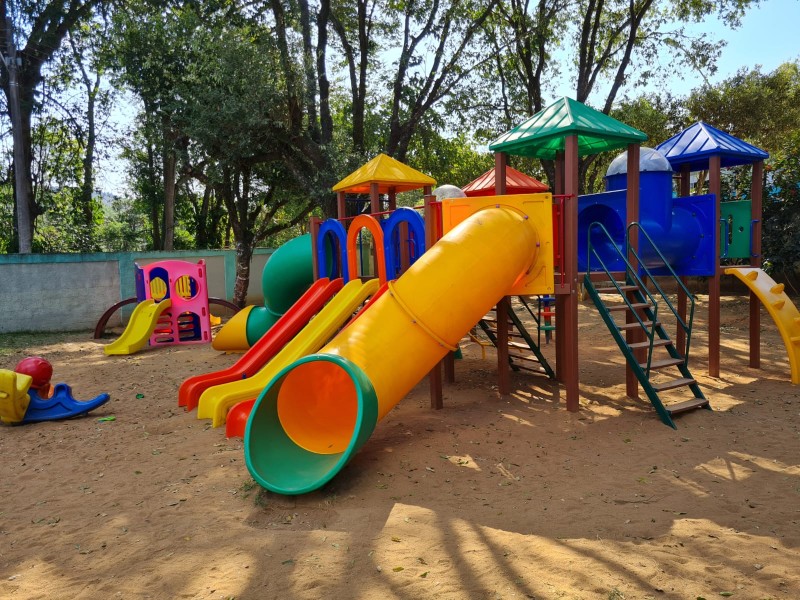 Novos parquinhos infantis são instalados nas escolas da rede municipal
