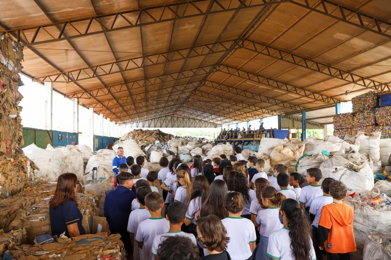 Alunos da rede municipal visitam Ecoponto e aprendem sobre separação de resíduos