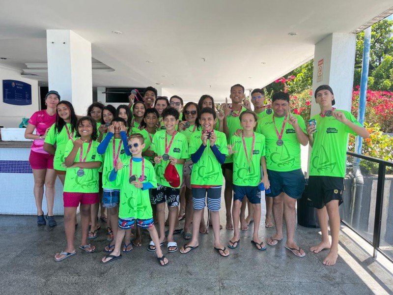 Crianças do Projeto Esporte em 3 Tempos vivenciam aula de vela na orla de Fortaleza