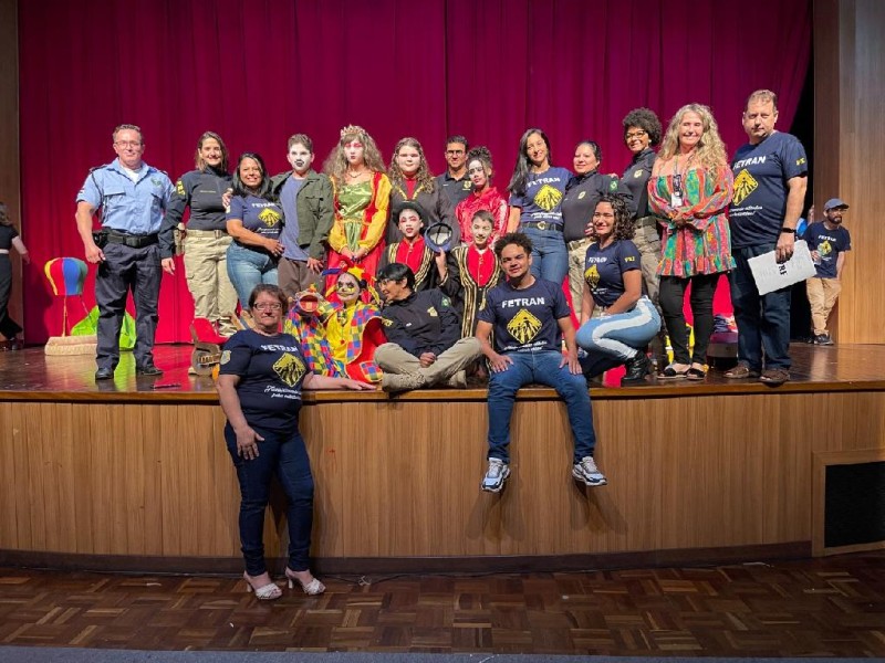Estudantes vencedores do 17º Fetran recebem premiação no Cine Teatro Cuiabá