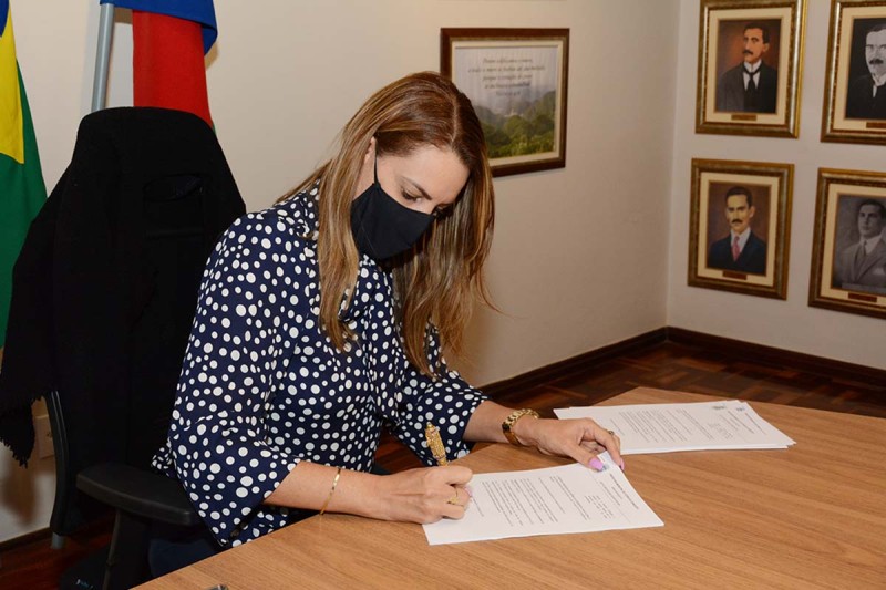 Prefeita sanciona lei autorizando reajuste salarial de conselheiros tutelares