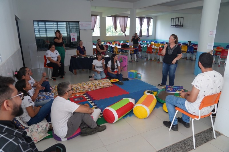 Acadêmicos de pedagogia apresentam projetos sobre literatura infantil