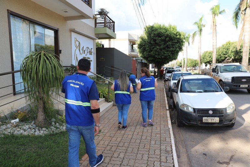 Procon fiscaliza comércios na área central de Lucas do Rio Verde