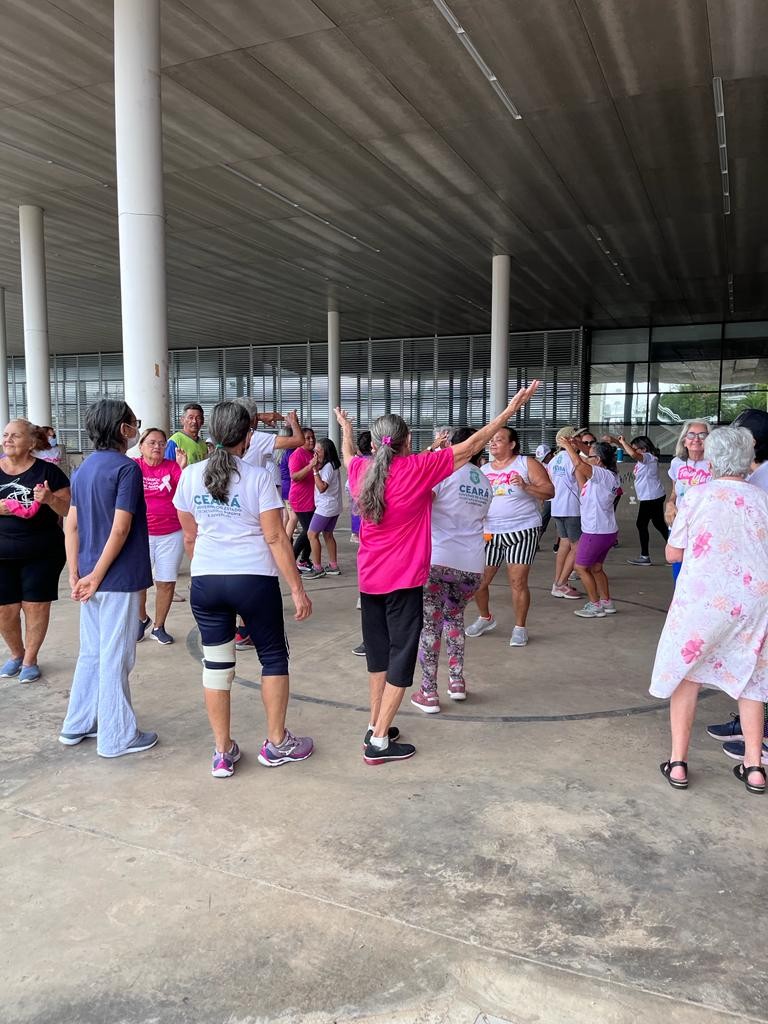 Mais de 40 mulheres participam da ação Outubro Rosa na Areninha do Castelão