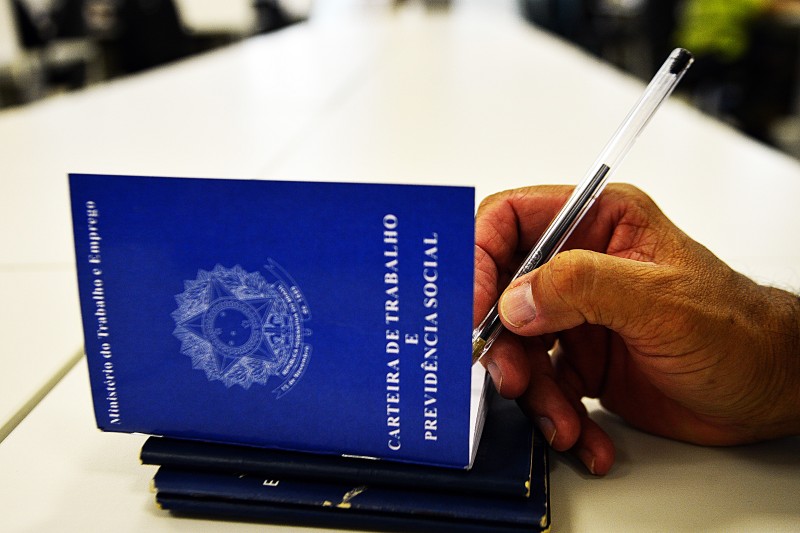 Desemprego cai para 8,7% no terceiro trimestre, revela IBGE