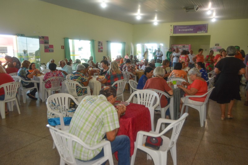 Idosos do SCFV da Melhor Idade participam de almoço em comemoração ao mês do idoso
