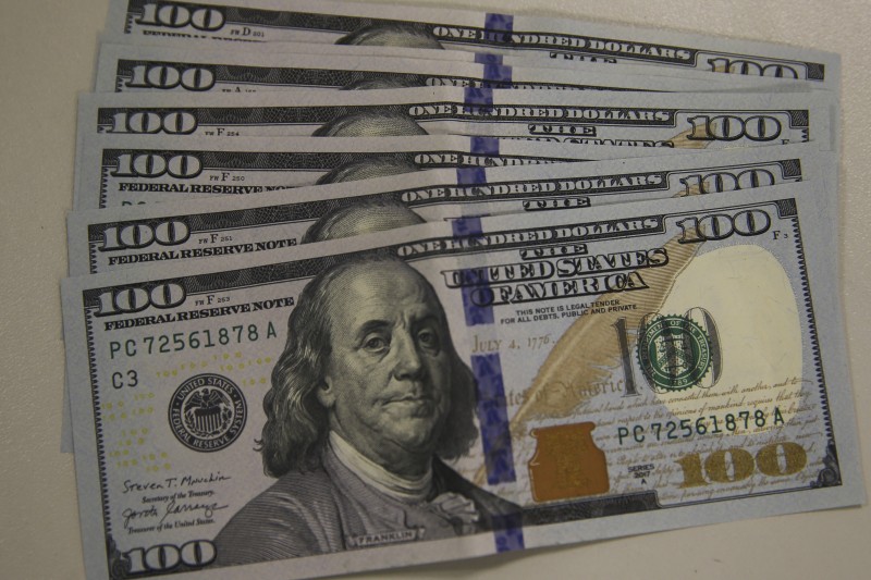 Dólar e bolsa ficam estáveis na última sessão antes do segundo turno