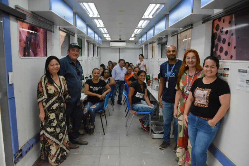 Carreta equipada do Programa Cidade Empreendedora traz curso de costura para a população de Bataguassu