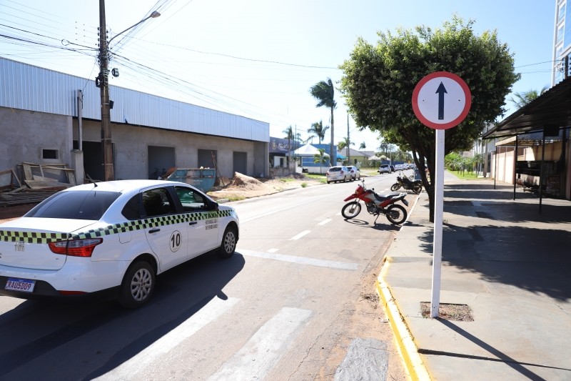 Rua Corbélia, no Jardim das Palmeiras, tem novo sentido