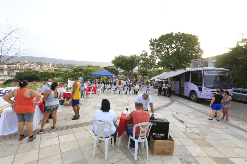 Ônibus Lilás percorre bairros de Fortaleza e RMF alertando para violência contra a mulher