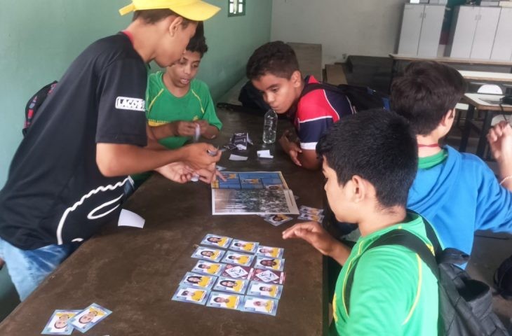 Estudantes viram figurinhas da Copa em projeto que ensina história e cultura dos países