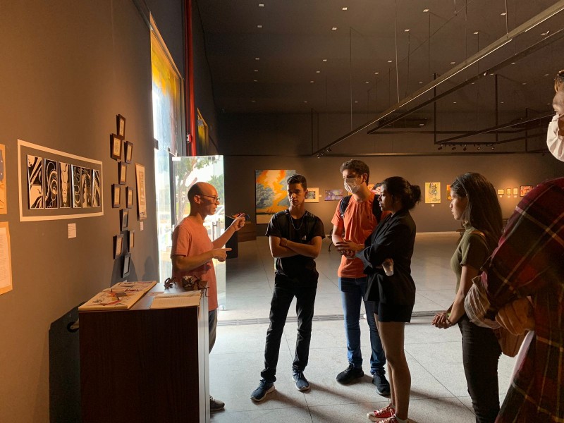 Estudantes visitam exposição de artes visuais na Galeria Juvenal Antunes