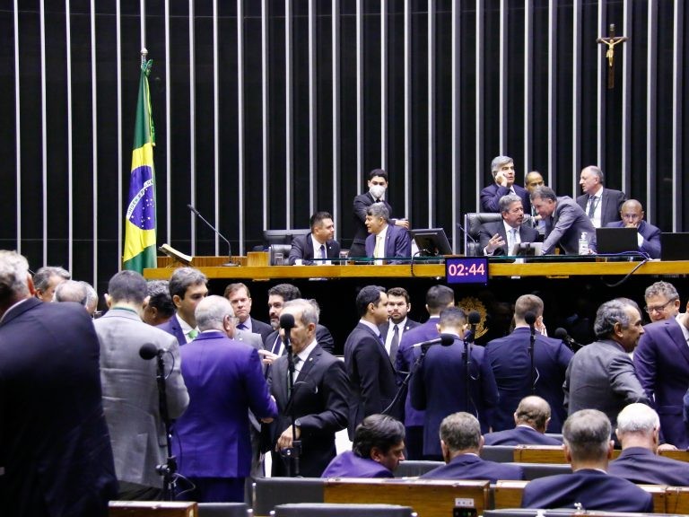 Adiada votação de projeto que libera recursos para piso da enfermagem; acompanhe