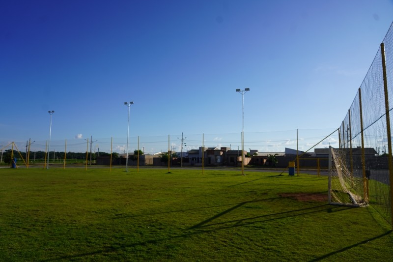 Município e parceiros levam melhorias em campo de futebol de Lucas do Rio Verde