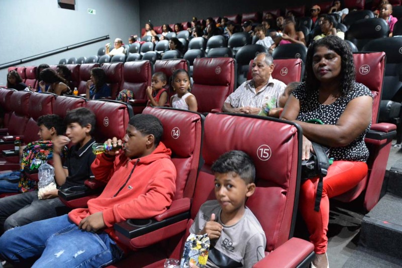 Usuários do Cras Vila América participam de sessão de cinema em shopping da cidade