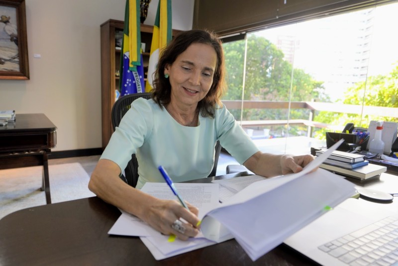 Governadora Izolda Cela sanciona lei que estabelece critérios para pagamento dos precatórios do Fundef a professores