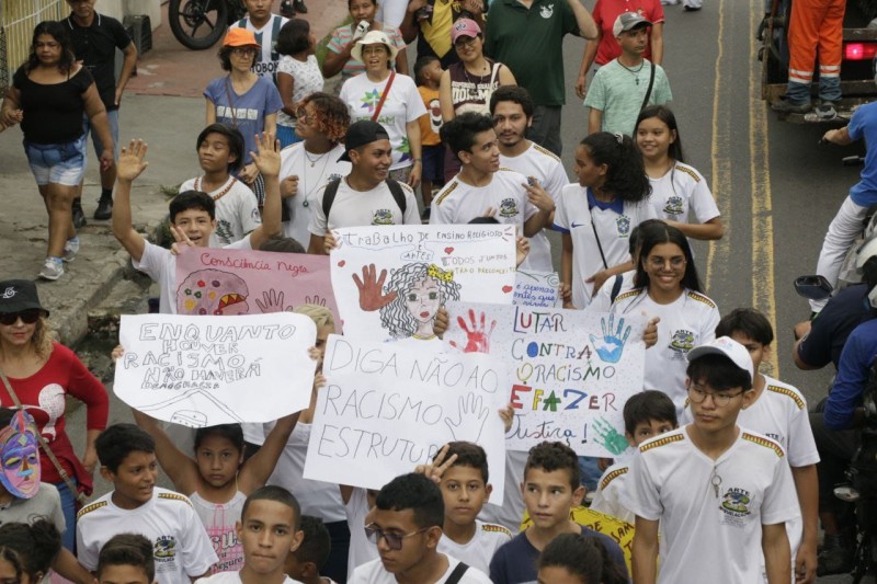 Estudantes da rede estadual participam de caminhada de conscientização e combate ao racismo