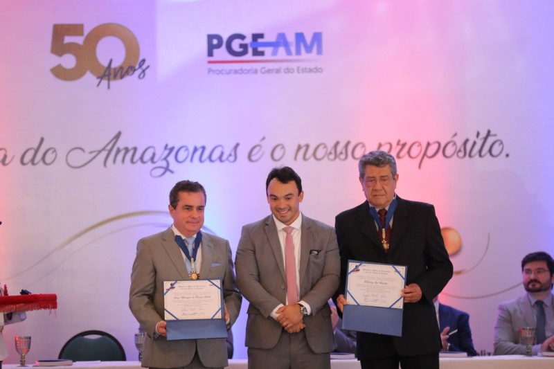 PGE-AM faz outorga de medalhas e lança revista jurídica em comemoração aos 50 anos