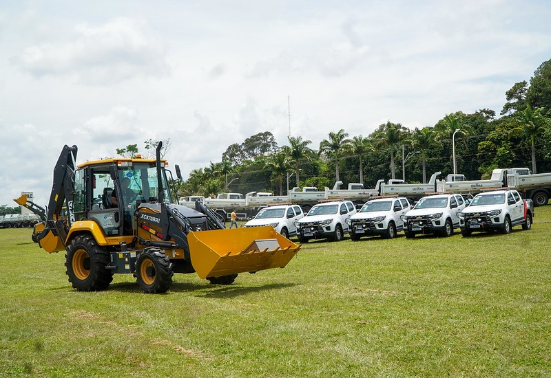 Estado de SP entrega veículos e maquinários para 80 municípios
