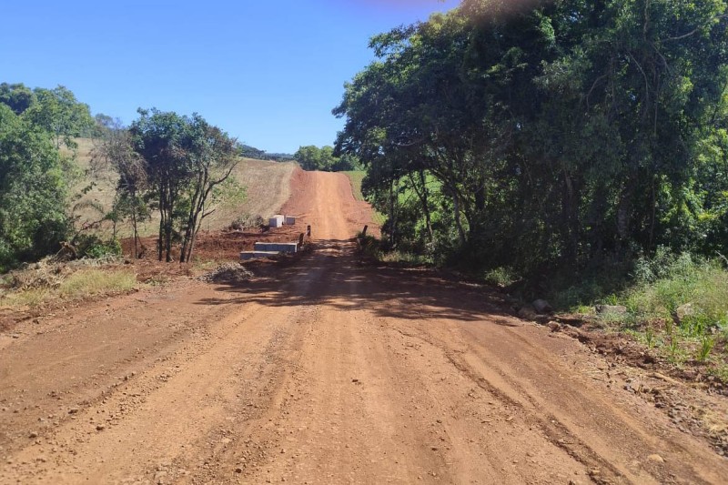 Pavimentação de estrada rural de quase 6 km beneficia agricultura familiar em Pato Branco