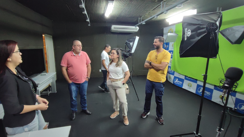 Equipe da Secom realiza visita ao Ieptec e conhece estrutura do núcleo de comunicação do instituto