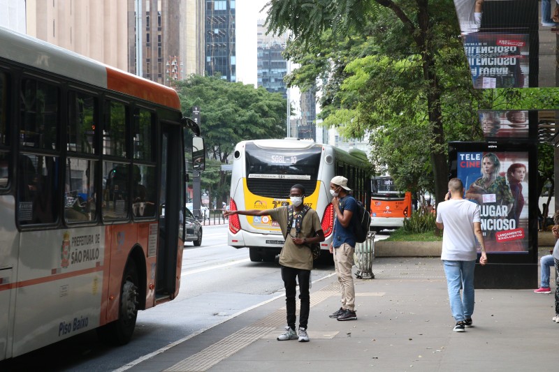 Uso de máscara volta a ser obrigatório no transporte público de SP