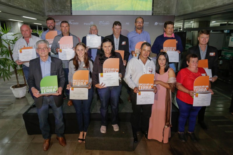 Produtores recebem o Prêmio Orgulho da Terra que valoriza boas práticas no agronegócio