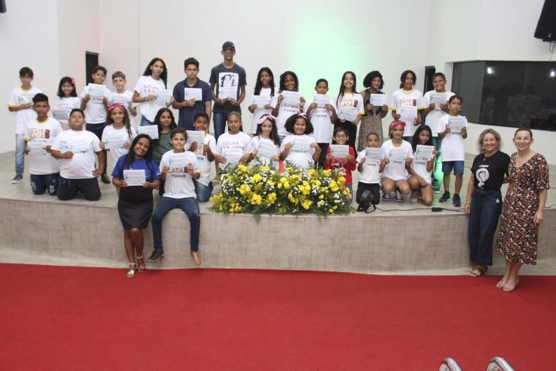 Cultura entrega certificados aos alunos das oficinas e projetos culturais