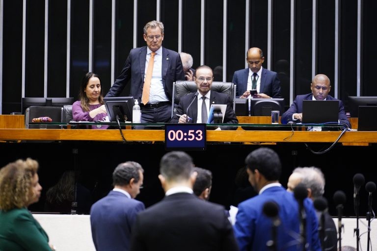 Câmara aprova projeto que regulamenta o lobby; acompanhe